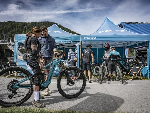 GREEN DAYS 2026 in Nauders-Reschensee
© Manfred Stromberg Menschen mit Mountainbikes vor blauen Yeti-Zelten bei klarem Himmel