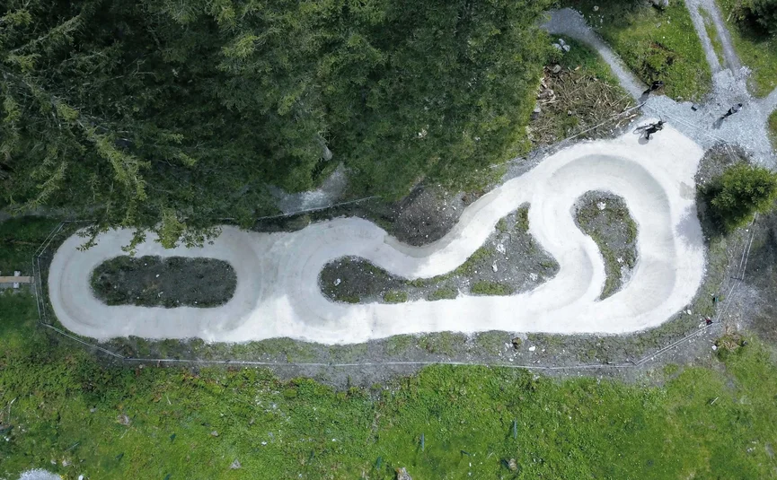 Luftaufnahme einer kurvigen Mountainbike-Strecke im Wald