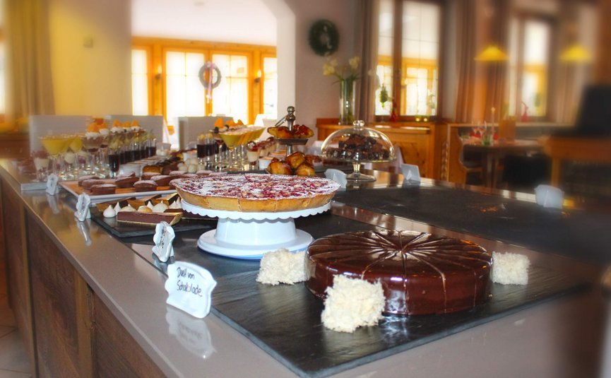 Assortiment van taarten en desserts op een buffet in een restaurant