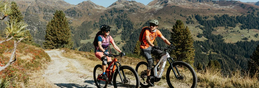 7 gute Gründe für deinen Mountainbikeurlaub im Zillertal
© Felix Saller Zwei Radfahrer auf einem Bergweg mit Herbstlandschaft im Hintergrund