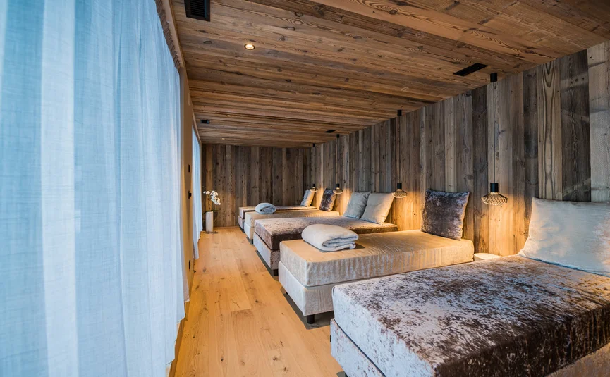 Ontspanningsruimte met meerdere ligstoelen en houten wand en plafond
