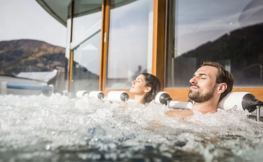 Wellness & Thermal spa - 3 nights Couple relaxing in hot tub with mountain view