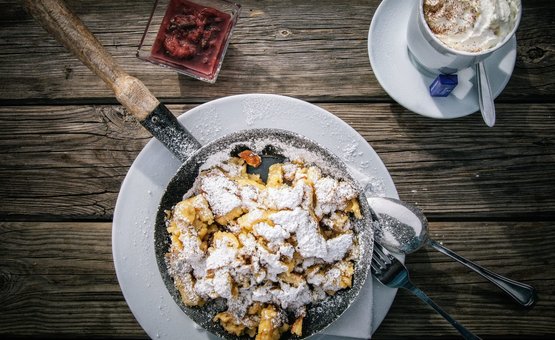 Kaiserschmarrn mit Puderzucker, Preiselbeersoße und Kaffee mit Sahne