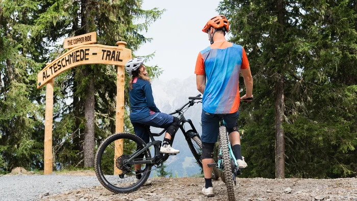 Happy Birthday EPIC Bike Park! © Patrick Wasshuber Zwei Mountainbiker am Eingang des Altschmiede-Trails im Wald