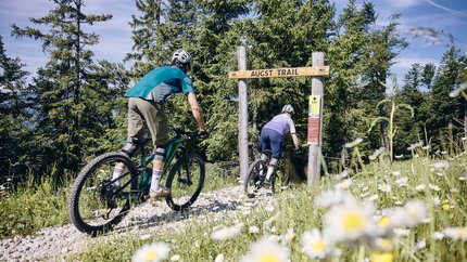 Augst Trail © Tobias Köhler Zwei Personen fahren Mountainbike auf einem Waldweg namens Augst Trail