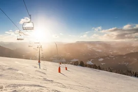 Sonnenskilauf & Therme im März / 5 Nächte Skilift bij zonsondergang boven besneeuwd berglandschap