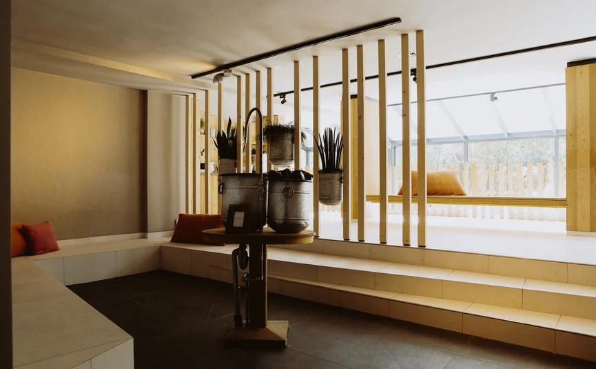 Moderner Innenraum mit Sitzbank und Pflanzen auf Tisch