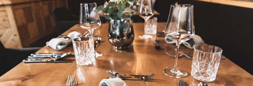 Biken & Genießen im Montanara © Anja Koppitsch Photography Eleganter gedeckter Esstisch in einem Restaurant mit Besteck und Weingläsern