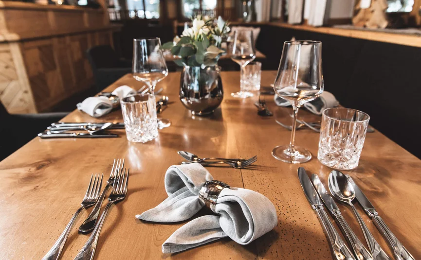 Eleganter gedeckter Esstisch in einem Restaurant mit Besteck und Weingläsern