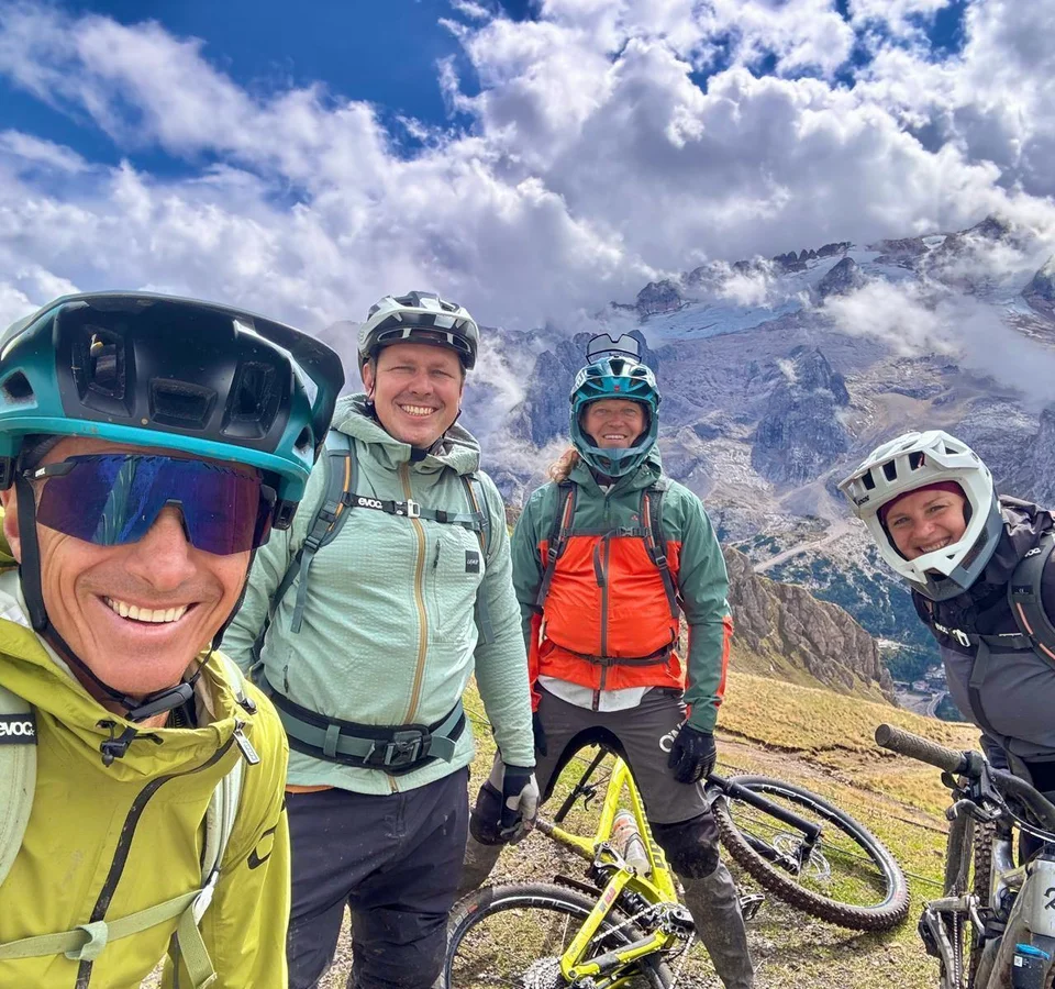 Das war die bike festa Südtirol in Brixen © Max Messner Vier Mountainbiker mit Helmen posieren vor einer alpinen Bergkulisse