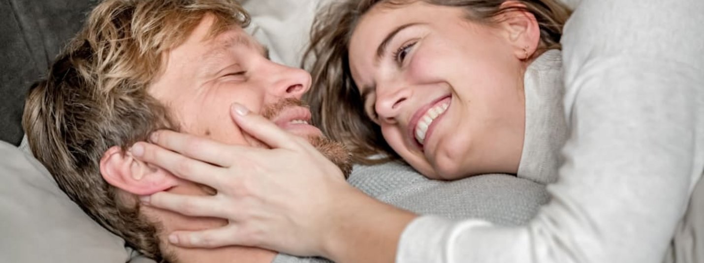 ❄️ Last Minute Winter-Hit Glückliches Paar liegt nah beieinander auf dem Sofa