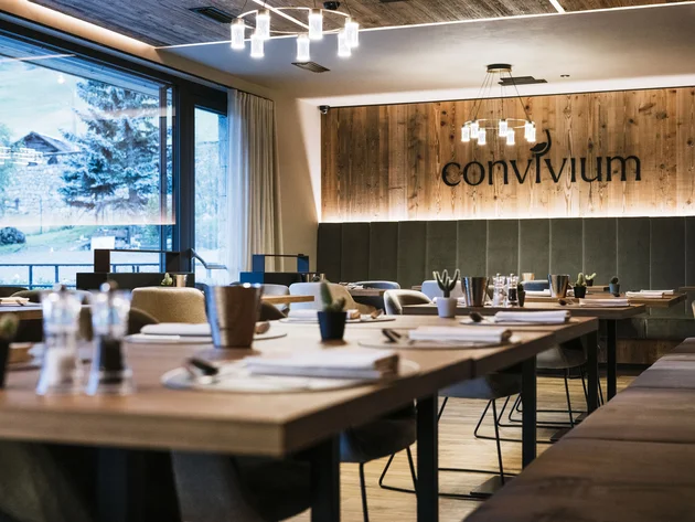 Modernes Restaurant mit Holztischen und gemütlichen Sitzplätzen