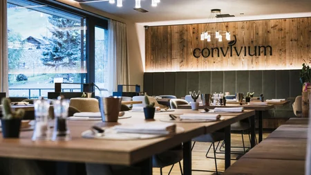Modernes Restaurant mit Holztischen und gemütlichen Sitzplätzen