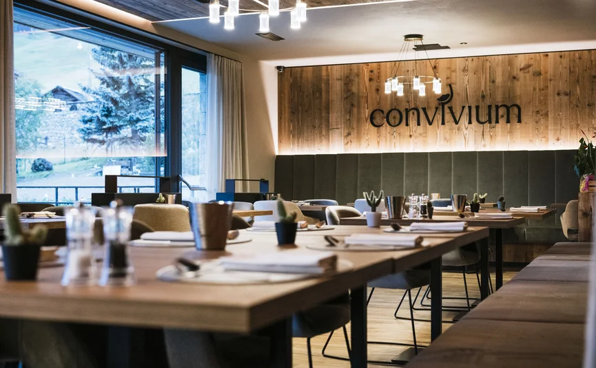 Modernes Restaurant mit Holztischen und gemütlichen Sitzplätzen