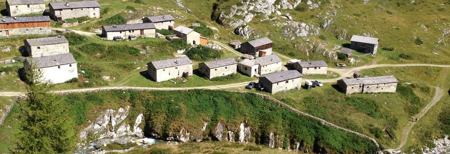 Mountainbike-Saisonstart am Kronplatz © Hipproductions Kleines Bergdorf mit Stein- und Holzhäusern in einer grünen Berglandschaft