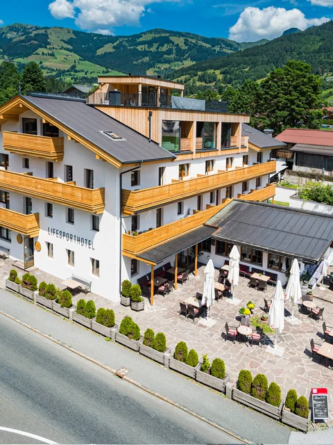 Lebenssport Hotel mit Terrasse und Berglandschaft im Hintergrund