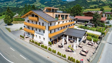 Lebenssport Hotel mit Terrasse und Berglandschaft im Hintergrund