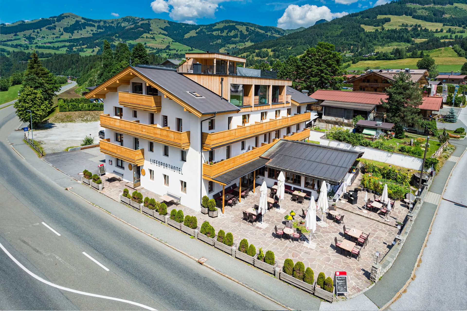 Lebenssport Hotel mit Terrasse und Berglandschaft im Hintergrund