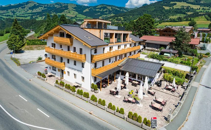 Lebenssport Hotel mit Terrasse und Berglandschaft im Hintergrund