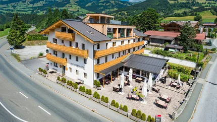 Lebenssport Hotel mit Terrasse und Berglandschaft im Hintergrund