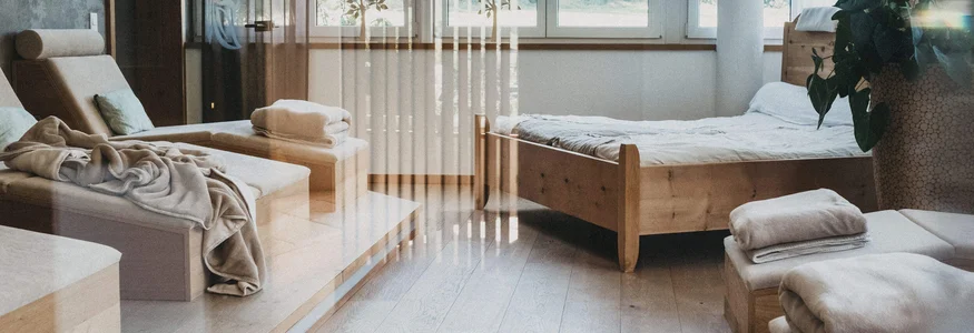 Hotel Rupertus: Ein Retreat für Yogis und Biker © Biohotel Rupertus Helles Schlafzimmer mit Holzmöbeln und großen Fenstern mit Blick ins Grüne