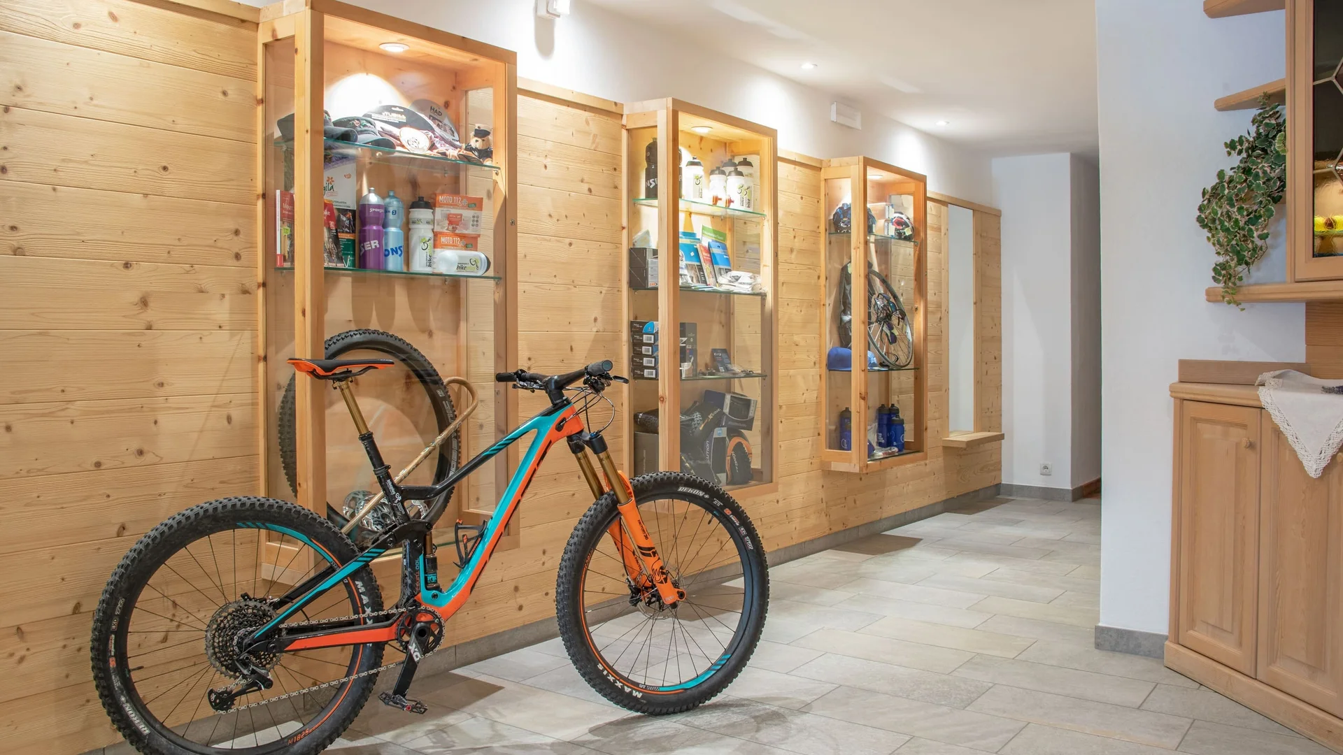 Mountainbike vor Wand mit beleuchteten Vitrinen in modernem Raum