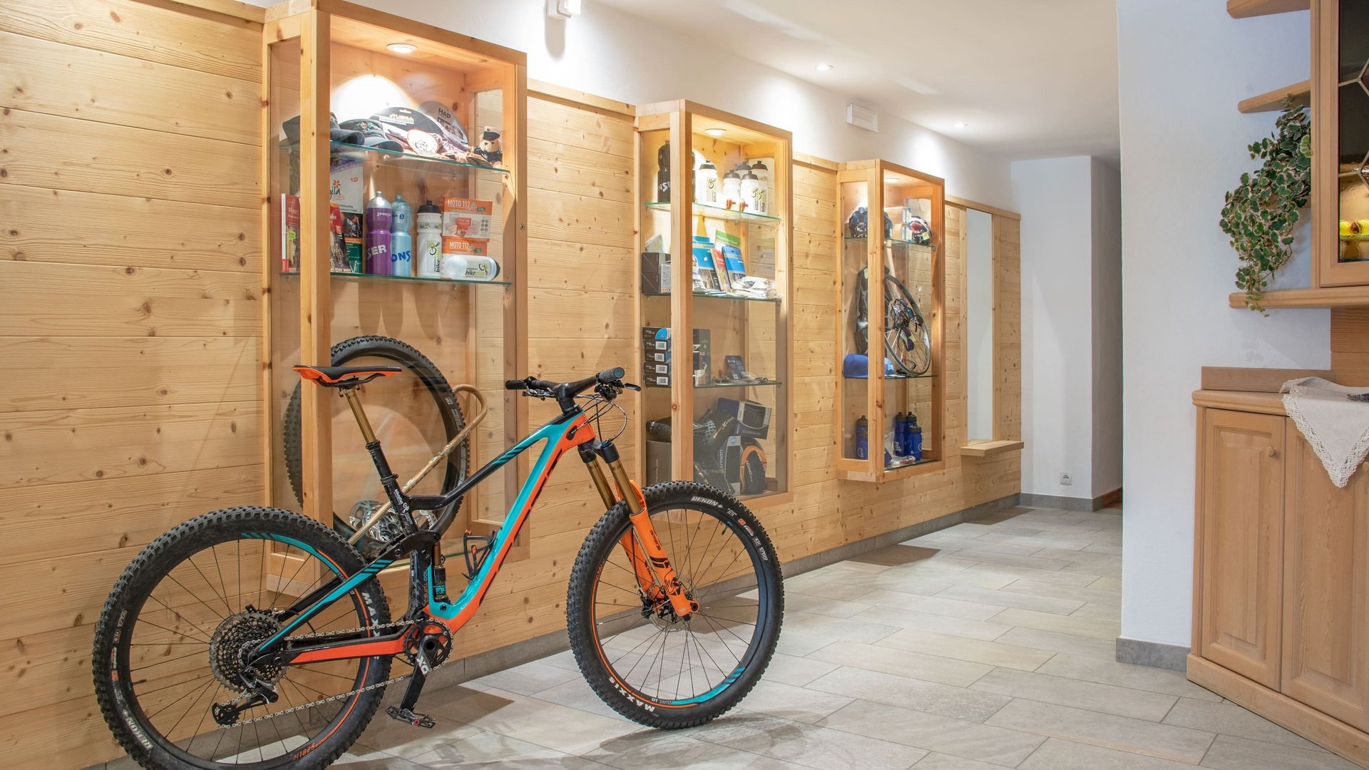 Mountainbike vor Wand mit beleuchteten Vitrinen in modernem Raum