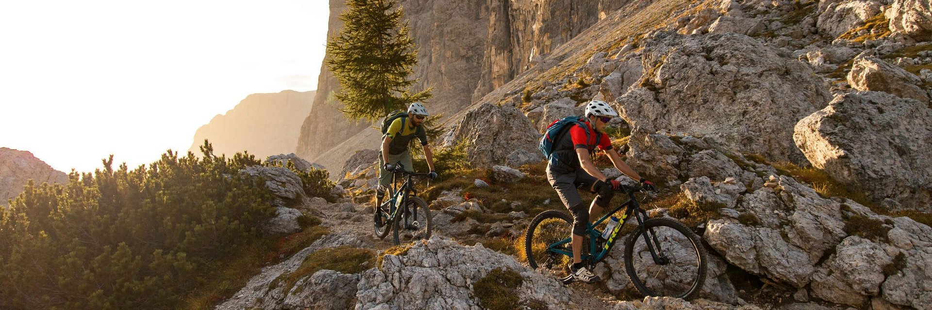 Hotel Digon **** © David Karg Zwei Mountainbiker fahren auf steinigem Bergpfad in den Alpen