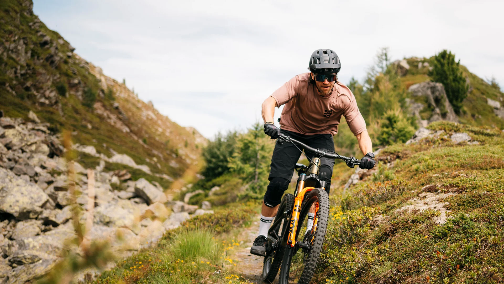 Auf Trail-Mission im Ahrntal © Martina Wunderle Mann fährt Mountainbike auf Bergweg mit Helm und Schutzbrille