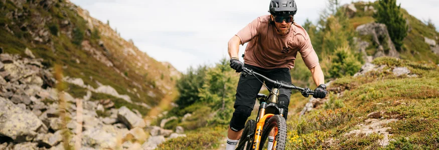 Auf Trail-Mission im Ahrntal © Martina Wunderle Mann fährt Mountainbike auf Bergweg mit Helm und Schutzbrille