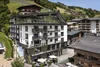 Modernes Hotel The View in den Bergen mit Terrassen und Sitzbereich im Freien
