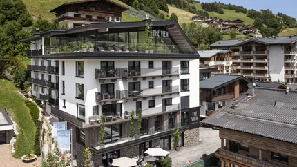 Modern hotel The View in de bergen met terrassen en een buiten zitgedeelte