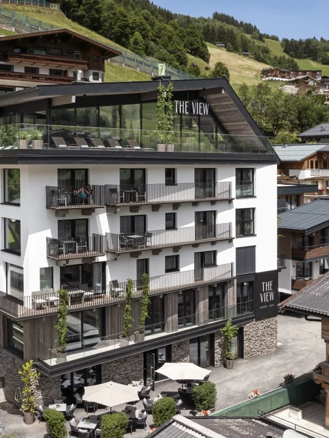 Modernes Hotel The View in den Bergen mit Terrassen und Sitzbereich im Freien