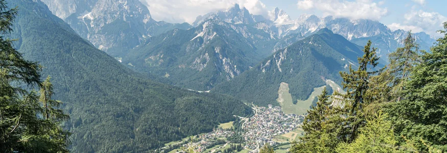 Dein Julische Alpen-Guide © Kranjska Gora - Grega Teraž Zwei Mountainbiker auf Waldweg mit Blick auf Tal und Berge