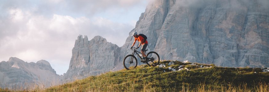 Hotel Melodia del Bosco **** © Szymon Bike Mountainbiker auf einem Hügel mit bewölktem Berg im Hintergrund