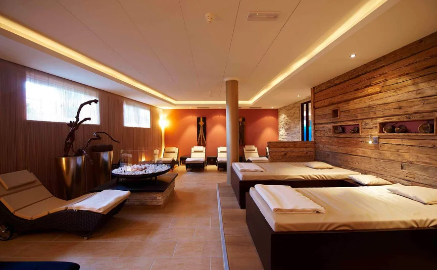 Ontspanningsruimte met ligstoelen en warme verlichting in een spa