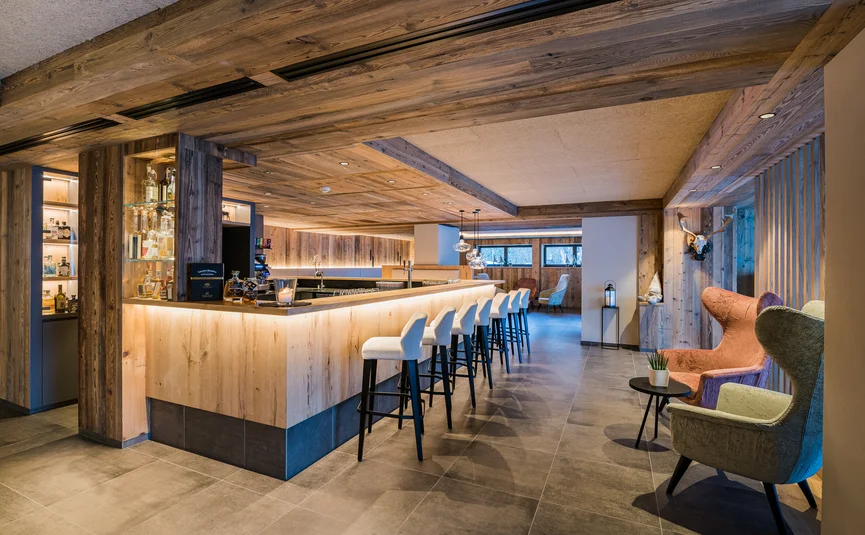 Moderne hotelbar met houten interieur en zitplaatsen
