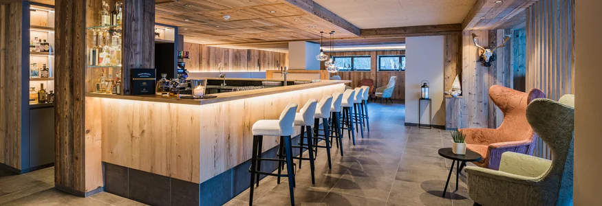 Moderne Hotelbar mit Holzinterieur und Sitzgelegenheiten