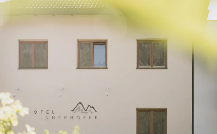 Hotel Innerhofer *** © Lunah Photo & Design Außenansicht des Hotel Innerhofer mit Fenstern und grünen Büschen im Vordergrund