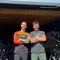 Zwei Männer vor einem Bike-Shop mit Mountainbikes im Hintergrund
