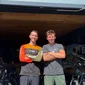Zwei Männer vor einem Bike-Shop mit Mountainbikes im Hintergrund