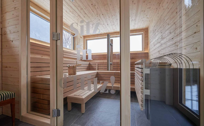 Interieur van een moderne houten sauna met bank en kachel