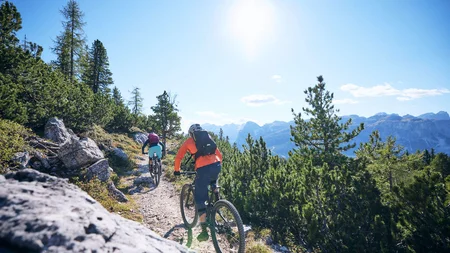 Mountainbike-Urlaub in Alta Badia © Tobias Köhler Zwei Mountainbiker fahren auf einem Bergweg bei sonnigem Wetter
