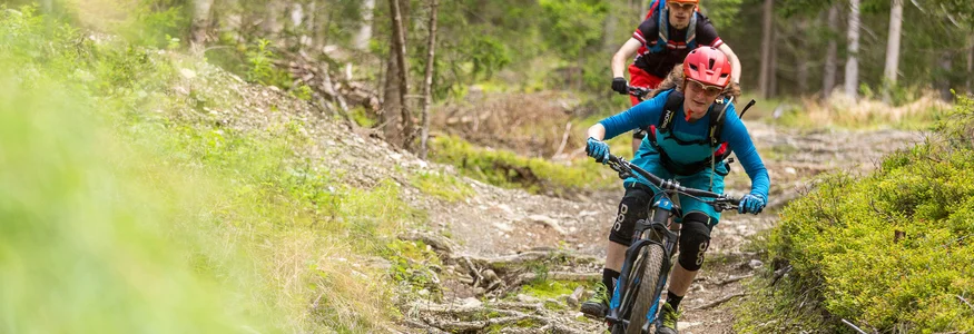Mountainbike-Saisonstart am Kronplatz © WOM Medien - Andreas Meyer Zwei Mountainbiker fahren auf einem rauen Waldweg bergab