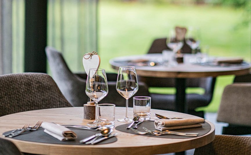 Eleganter gedeckter Esstisch in modernem Restaurant mit warmem Licht