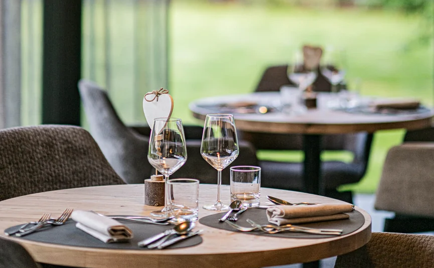 Eleganter gedeckter Esstisch in modernem Restaurant mit warmem Licht