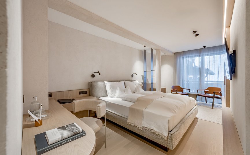 Hotel Weisses Lamm **** © Stephanie Maria Lohmann Modernes Hotelzimmer mit Doppelbett, Schreibtisch und Sitzbereich