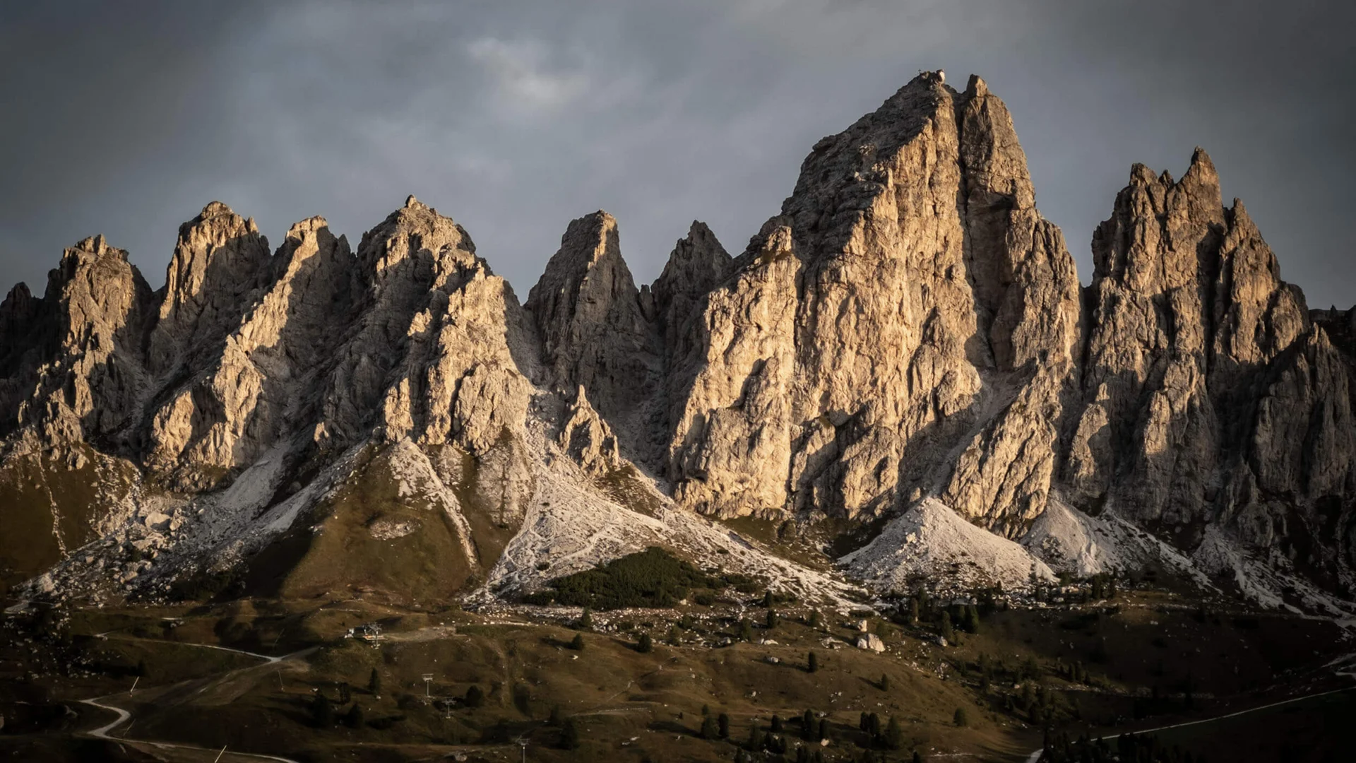 Berggipfel in den Dolomiten im warmen Abendlicht