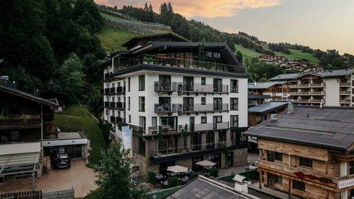 Modernes Hotel The View in den Bergen mit Terrassen und Sitzbereich im Freien