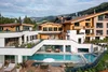 Moderne Ferienanlage mit Pool und Holzarchitektur in den Bergen